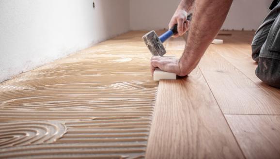 Pose de parquet par un professionnel